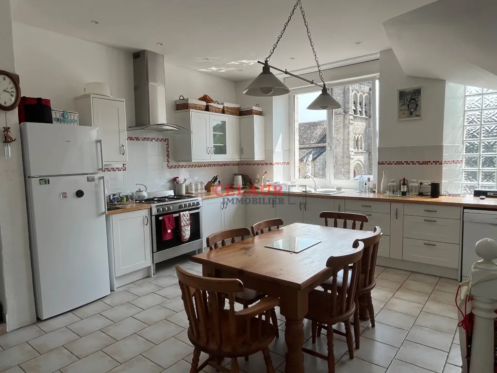 Belle maison en pierre r&eacute;nov&eacute;e avec garage