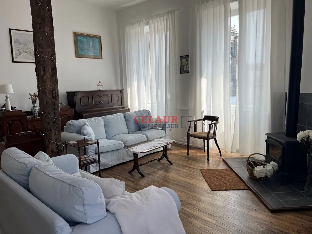 Belle maison en pierre r&eacute;nov&eacute;e avec garage