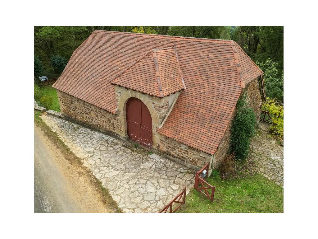 MAISON ET GRANGE SUR PARC 1 HA AVEC RUISSEAU