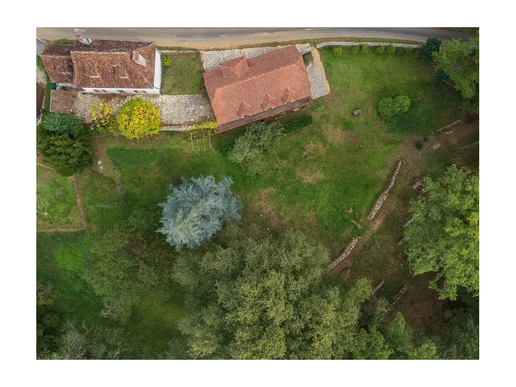 MAISON ET GRANGE SUR PARC 1 HA AVEC RUISSEAU