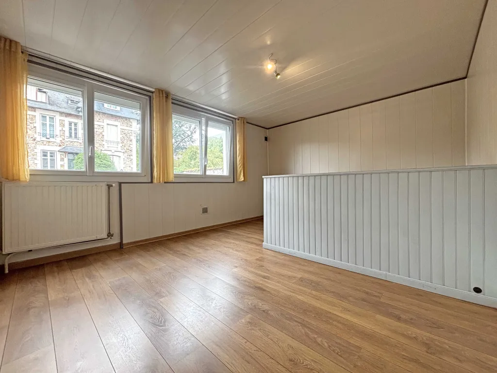 Studio bien situ&eacute; avec parking
