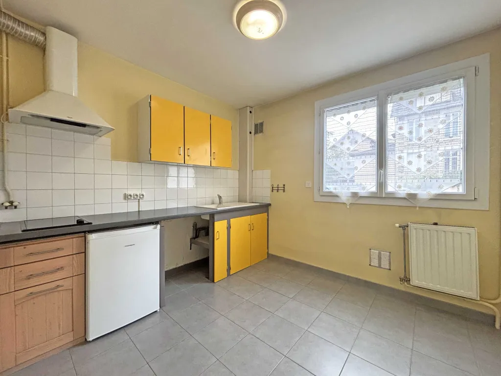 Studio bien situ&eacute; avec parking