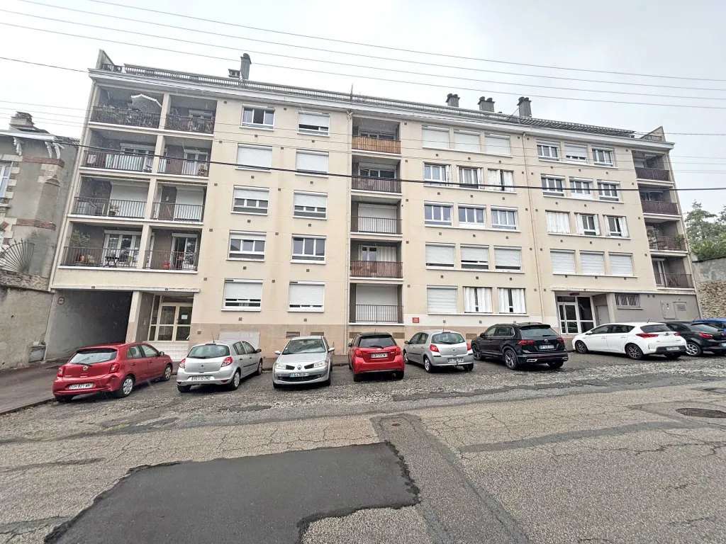 Studio bien situ&eacute; avec parking